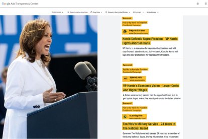 Montaje con una imagen de Kamala Harris durante un acto de campaña junto a titulares de medios modificados por su equipo a través de Google.