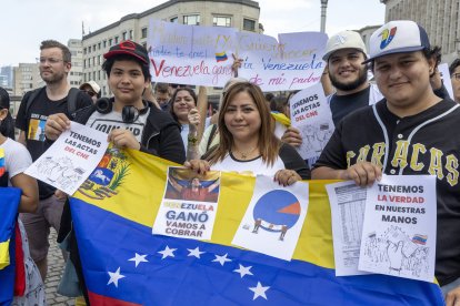 Manifestantes se reúnen en el Place de l'Albertine en apoyo a Edmundo Gonzalez Urrutia, en Bruselas, el sábado 17 de agosto de 2024.