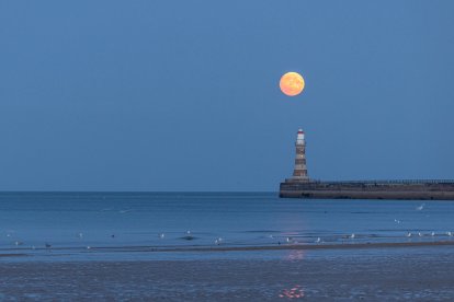 August 18, 2024: The 99% Sturgeon Moon rising over Roker Lighthouse in Sunderland tonight...Featuring: 99% Sturgeon Moon.Where: Sunderland, United Kingdom.When: 18 Aug 2024.Credit: Simon Woodley/Cover Images (Credit Image: © Cover Images via ZUMA Press)