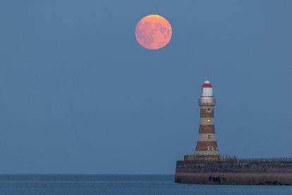 August 18, 2024: The 99% Sturgeon Moon rising over Roker Lighthouse in Sunderland tonight...Featuring: 99% Sturgeon Moon.Where: Sunderland, United Kingdom.When: 18 Aug 2024.Credit: Simon Woodley/Cover Images (Credit Image: © Cover Images via ZUMA Press)