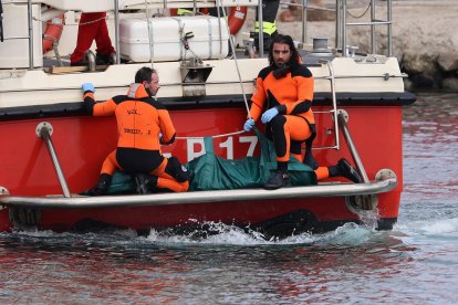 in the photo the body of a woman who was on the boat is taken to the Porticello dock (Photo by Alberto Lo Bianco / ipa-agency.n/IPA/Sipa USA) *** Local Caption *** 55381758