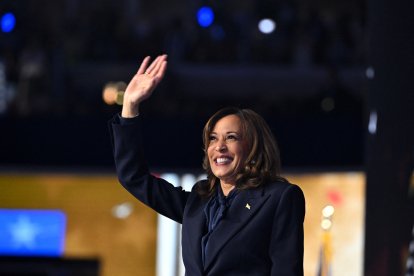 La candidata demócrata Kamala Harris en el escenario de la DNC