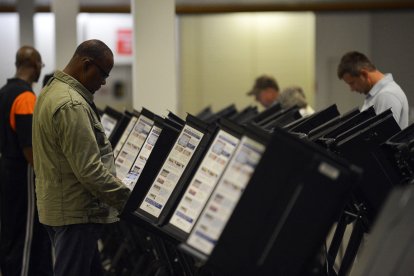 Varias personas depositan su voto para las elecciones presidenciales estadounidenses en un centro de votación anticipada en Columbus, Ohio, el 15 de octubre de 2012.
Varias personas depositan su voto para las elecciones presidenciales estadounidenses en un centro de votación anticipada en Columbus, Ohio, el 15 de octubre de 2012.
Varias personas depositan su voto para las elecciones presidenciales estadounidenses en un centro de votación anticipada en Columbus, Ohio, el 15 de octubre de 2012.

Varias personas depositan su voto para las elecciones presidenciales estadounidenses en un centro de votación anticipada en Columbus, Ohio, el 15 de octubre de 2012.

Varias personas depositan su voto para las elecciones presidenciales de EE.UU. en un centro de votación anticipada en Columbus, Ohio, el 15 de octubre de 2012.