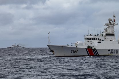 Buques de la Guardia Costera de China son vistos desde el buque de la Guardia Costera de Filipinas BRP Cabra durante una misión de suministro a Sabina Shoal en aguas disputadas del Mar de China Meridional el 26 de agosto de 2024.