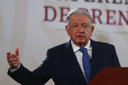 El presidente  Andrés Manuel López Obrador habla durante una conferencia sobre educación.