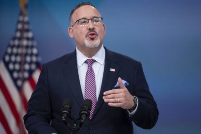 El Secretario de Educación, Miguel Cardona, ofrece una actualización sobre las acciones de la Administración Biden-Harris para mejorar la seguridad pública en todas las comunidades durante un evento en el South Court Auditorium del Eisenhower Executive Office Building, junto a la Casa Blanca, en Washington, DC, el 16 de marzo de 2022.