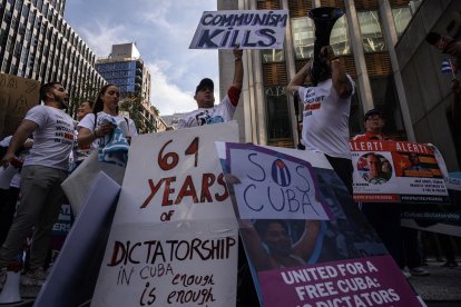 Manifestantes sostienen pancartas durante una concentración contra el liderazgo de Cuba, cerca de la sede de las Naciones Unidas en Nueva York, el 21 de septiembre de 2023.