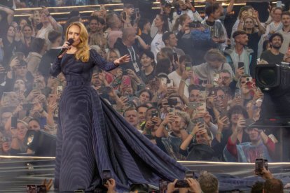 La cantante ADELE ofrece su concierto inaugural en el estadio al aire libre construido especialmente para la ocasión en Múnich.