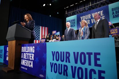 Kamala Harris se dirige a sindicalistas en un acto en presencia de Joe y Jill Biden en una foto de archivo en un evento organizado por la DNC.