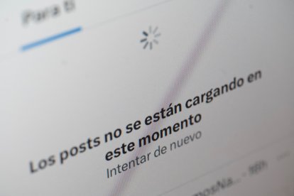 This photo illustration shows a screen with a message from the social network X (former Twitter) that says, "Posts are not loading at the moment. Try again" in Rio de Janeiro, Brazil, on September 2, 2024. - Brazil's Supreme Court on Monday ratified the decision by one of its judges to suspend Elon Musk's X social network for alleged judicial transgressions. (Photo by MAURO PIMENTEL / AFP)