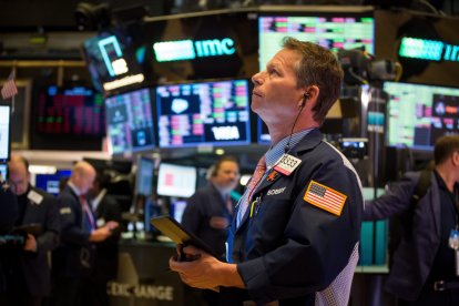 Un trader mira las pantallas en la Bolsa de Nueva York en una foto de archivo.