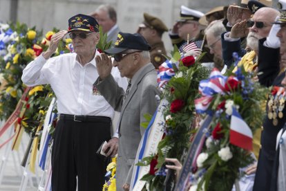 Los veteranos de la Segunda Guerra Mundial Harry Miller (izda.) y el coronel Frank Cohn (dcha.) saludan durante una ceremonia de colocación de coronas durante la celebración del Día de la Victoria en Europa en el Monumento Nacional de la Segunda Guerra Mundial en Washington, DC, el 8 de mayo de 2024.