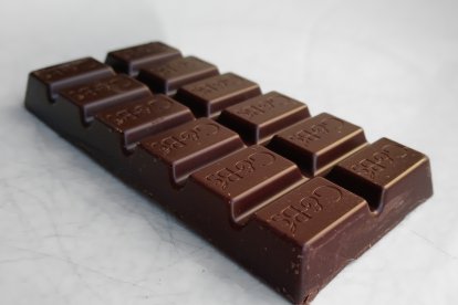 Green_and_Black's_dark_chocolate_bar_2