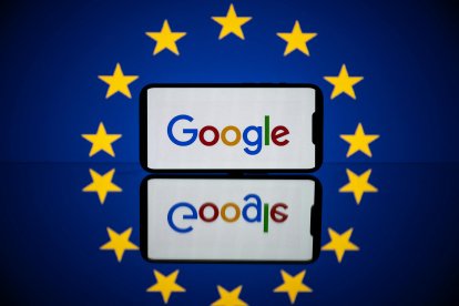 (FILES) This picture taken on April 27, 2023 in Toulouse, southwestern France, shows a screen displaying the Google logo and the European flag. - A top court on September 10, 2024 delivered a victory for the European Commission by upholding a 2.4-billion-euro fine against Google, one of a string of high-profile EU competition cases targeting the tech giant. The European Court of Justice dismissed an appeal by Google and parent company Alphabet against the fine, levied in 2017 after Brussels found that Google abused its dominant position by favouring its own Google Shopping service in search results. (Photo by Lionel BONAVENTURE / AFP)