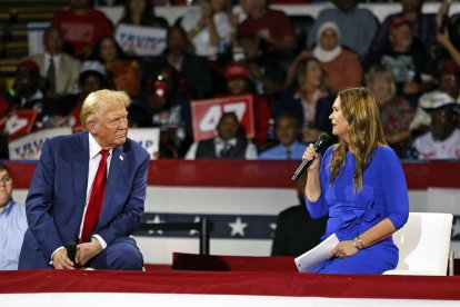 Donald Trump en un Town Hall con la gobernadora Sarah Huckabee Sanders