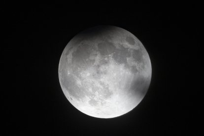 September 17, 2024, Fort Worth, Texas, United States: Sept. 17, 2024. The Super harvest moon during a partial lunar eclipse as the earth passes between the moon and the sun, casting a shadow over the surface as seen from Fort Worth, Tx. (Credit Image: © Ralph Lauer/ZUMA Press Wire)