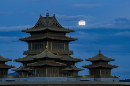 (240917) -- BEIJING, Sept. 17, 2024 (Xinhua) -- A drone photo taken on Sept. 17, 2024 shows the moon rising above Fenghua District of Ningbo City, east China's Zhejiang Province. The Mid-Autumn Festival in China, which is celebrated annually on the 15th day of the eighth month in the Chinese lunar calendar, falls on Sept. 17 this year. As one of China's most important traditional holidays, it is a joyous time when families come together, appreciate the full moon and share moon cakes, a traditional pastry, to mark the harvest season. (Photo by Hu Xuejun/Xinhua) - Hu Xuejun -//CHINENOUVELLE_1.374/Credit:CHINE NOUVELLE/SIPA/2409180639