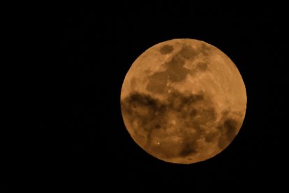 September 17, 2024, Belo Horizonte, Minas Gerais, BRAZIL: Belo Horizonte, Minas Gerais, Brazil: 09/17/2024 - Astronomy: A â€œblueâ€ supermoon appeared in the sky over the city of Belo Horizonte, in Minas Gerais, Brazil, covered by clouds, this Tuesday (17). A partial lunar eclipse will occur during the supermoon. Photo: Rodney Costa/Zumapress (Credit Image: © Rodney Costa/ZUMA Press Wire)