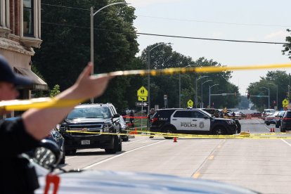 La policía trabaja en la escena del crimen en la que un hombre recibió un disparo mortal por parte de agentes de policía visitantes en el barrio de King Park el 16 de julio de 2024 en Milwaukee, Wisconsin, a 1,6 km del Fiserv Forum, donde se celebra la Convención Nacional Republicana.