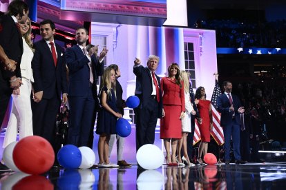 Donald Trump (centro), se encuentra con la exprimera dama estadounidense Melania Trump y su familia en la RNC 2024