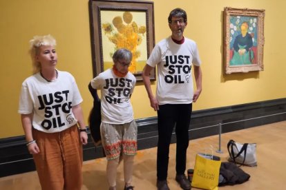 Activistas de Just Stop Oil tiran sopa sobre los cuadros de Van Gogh