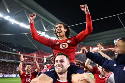 Ayyoub Bouaddi celebra con sus compañeros después de que el Lille ganara el partido de fútbol de la UEFA Champions League