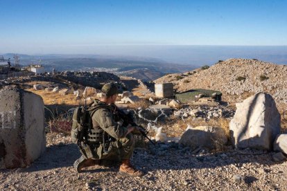 Un soldado israelí en la frontera con Líbano preparado para la operación terrestre.