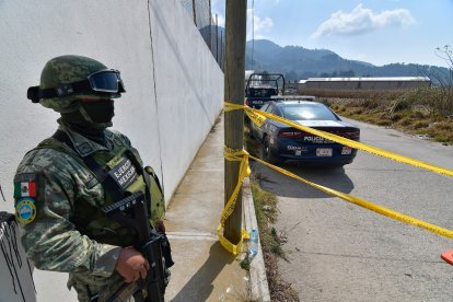 México: Peritos forenses del Estado de MÃ©xico realizan las diligencias donde fueron encontrados en una fosa clandestina dentro de una nave industrial al menos 26 paquetes con restos humanos