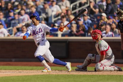Francisco Lindor, de los Mets, batea frente a los Filis