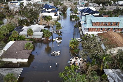 Huracán Milton: Una imagen de dron muestra una calle inundada debido al huracán Milton en Siesta Key, Florida, el 10 de octubre de 2024