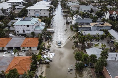 Huracán Milton: En esta foto aérea, un vehículo circula por una calle inundada tras el paso del huracán Milton, en Siesta Key, Florida, el 10 de octubre de 2024.