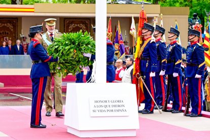 El Rey Felipe VI entrega una ofrenda durante el Día de la Hispanidad