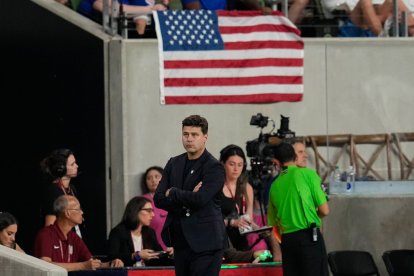 Pochettino sigue el desarrollo del partido de su debut como seleccionador de la USMNT contra Panamá desde la banda.