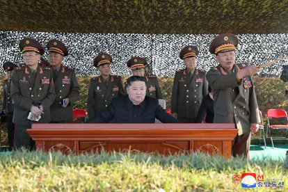 El dictador norcoreano Kim Jong Un supervisa maniobras militares