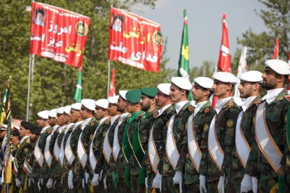 Imagen: Miembros del ejército iraní marchan en una base militar en el norte de Teherán.