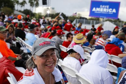 Voto Latino: un asistente luce una gorra de "Latinos por Trump" antes de un mitin de "Save America"