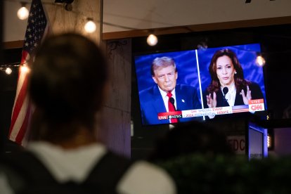 Elecciones Presidenciales 2024 | Ciudadanos observan el debate presidencial de Kamala y Trump en ABC.