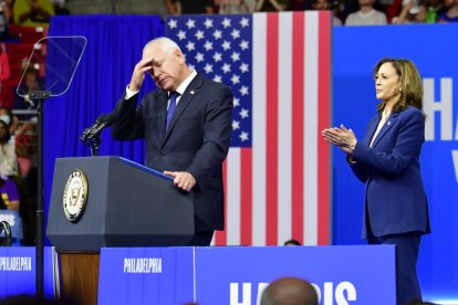 Elecciones Presidenciales | Un cabizbajo Tim Walz toma la palabra ante Kamala Harris en un acto de campaña.