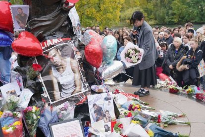 Liam Payne: Una persona deposita flores durante una vigilia por el cantante de 31 años de One Direction, Liam Payne, de Wolverhampton, en Hyde Park, en el centro de Londres.