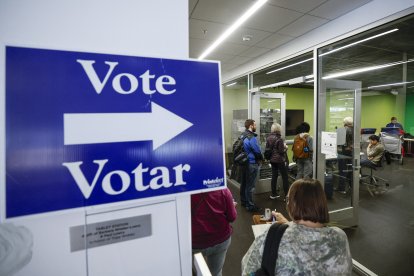 Elecciones Presidenciales 2024 | Votantes hacen cola para votar anticipadamente en la Biblioteca Pública de Madison, Wisconsin.