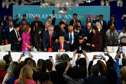 Elecciones presidenciales 2024: El expresidente y candidato presidencial republicano Donald Trump reza durante una mesa redonda con líderes de la comunidad latina en el complejo Trump National Doral Miami en Miami, Florida, el 22 de octubre de 2024.