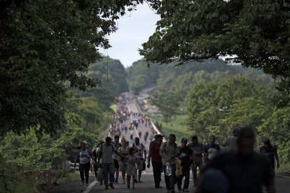 CRISIS FRONTERIZA: Archivo de Migrantes que participan en una caravana que se dirige a Estados Unidos, caminan de Huixtla a Escuintla, estado de Chiapas, México, el 9 de junio de 2022.