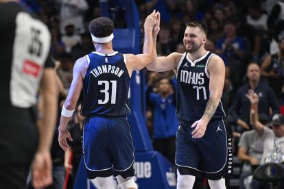 NBA | Thompson y Doncic celebran la victoria de los Mavericks en el primer partido de la temporada 2024-2025.