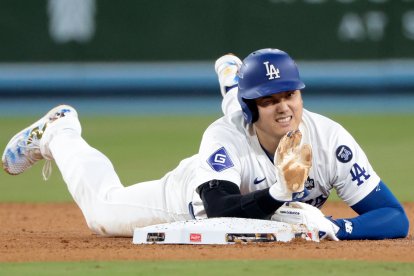 Shohei Ohtani se lesiona al intentar robar la segunda base en la séptima entrada.