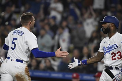 Freddie Freeman celebra en el campo