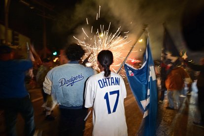 Los seguidores de los Dodgers de Los Ángeles celebran la victoria en las Series Mundiales de la Major League Baseball