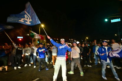 Los seguidores de los Dodgers de Los Ángeles celebran la victoria en las Series Mundiales de la Major League Baseball