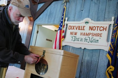 Elecciones presidenciales 2024:  Un empleado cierra la urna durante la preparación para la votación en un colegio electoral en Dixville Notch, New Hampshire, Estados Unidos, el 5 de noviembre de 2012.