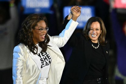 Oprah Winfrey junto con Kamala Harris en Filadelfia