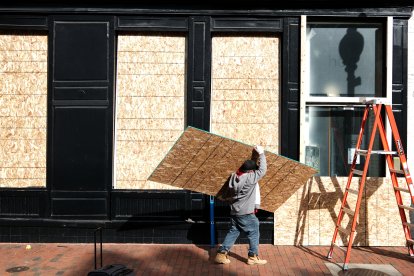 Comercios protegen sus negocios con chapas de madera en los cristales en D.C.